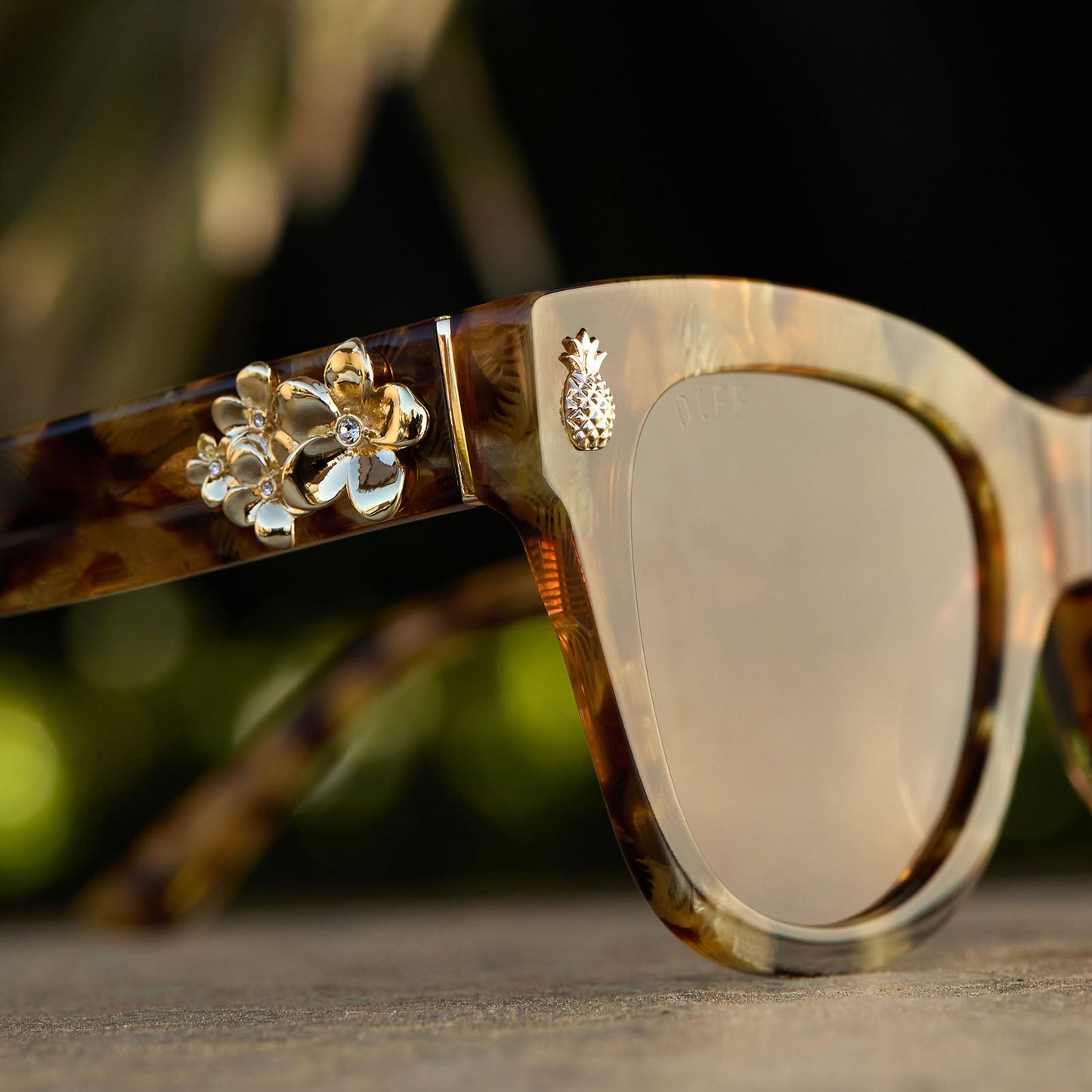 THE WHITE LOTUS - HAWAII + COCONUT PALM TORTOISE + BROWN SUGAR GRADIENT SUNGLASSES