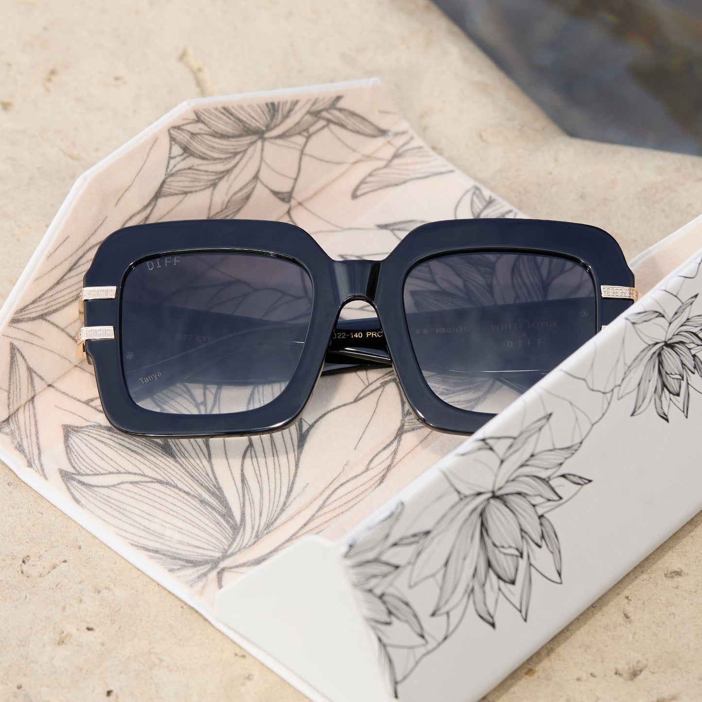 THE WHITE LOTUS - TANYA MCQUOID + LUXE BLACK + RICH GREY GRADIENT SUNGLASSES